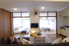 Individually decorated, individually furnished, desk, laptop workspace - Mitao Building (Hiroshima)