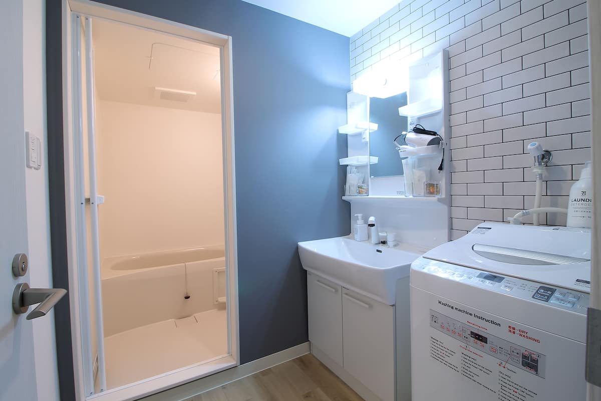 Bañera con ducha, bañera profunda, artículos de tocador gratuitos