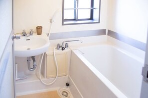 Bañera con ducha, bañera profunda, artículos de tocador gratuitos