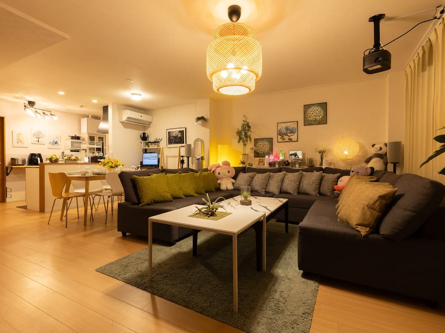 Een 70-inch lcd-televisie met digitale zenders, televisie en Netflix