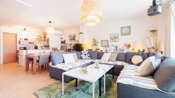 Télévision LCD de 70 pouces avec chaînes numériques, télévision, Netflix