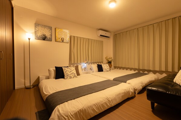 Individually decorated, desk, laptop workspace, blackout drapes - Sakamoto- House (Hiroshima)