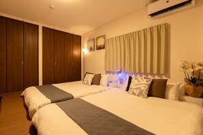 Decoración personalizada, escritorio y espacio para trabajar con laptop 