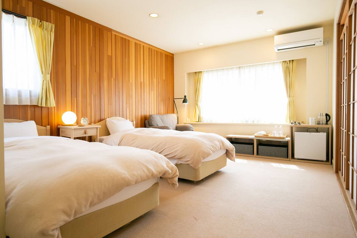 Deluxe Family Room, Non Smoking | Free WiFi, bed sheets