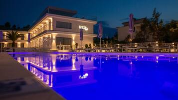 Seasonal outdoor pool, pool umbrellas, sun loungers