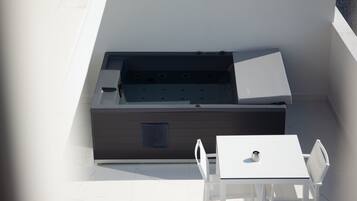 Executive Suite, Partial Sea View | Balcony view