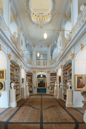 Eine prachtvolle Bibliothek mit aufwendiger Architektur, hohen Decken und umfangreichen Buchbeständen.