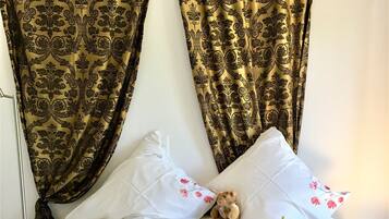 5 Schlafzimmer, Schreibtisch, Bügeleisen/Bügelbrett, Reisekinderbett