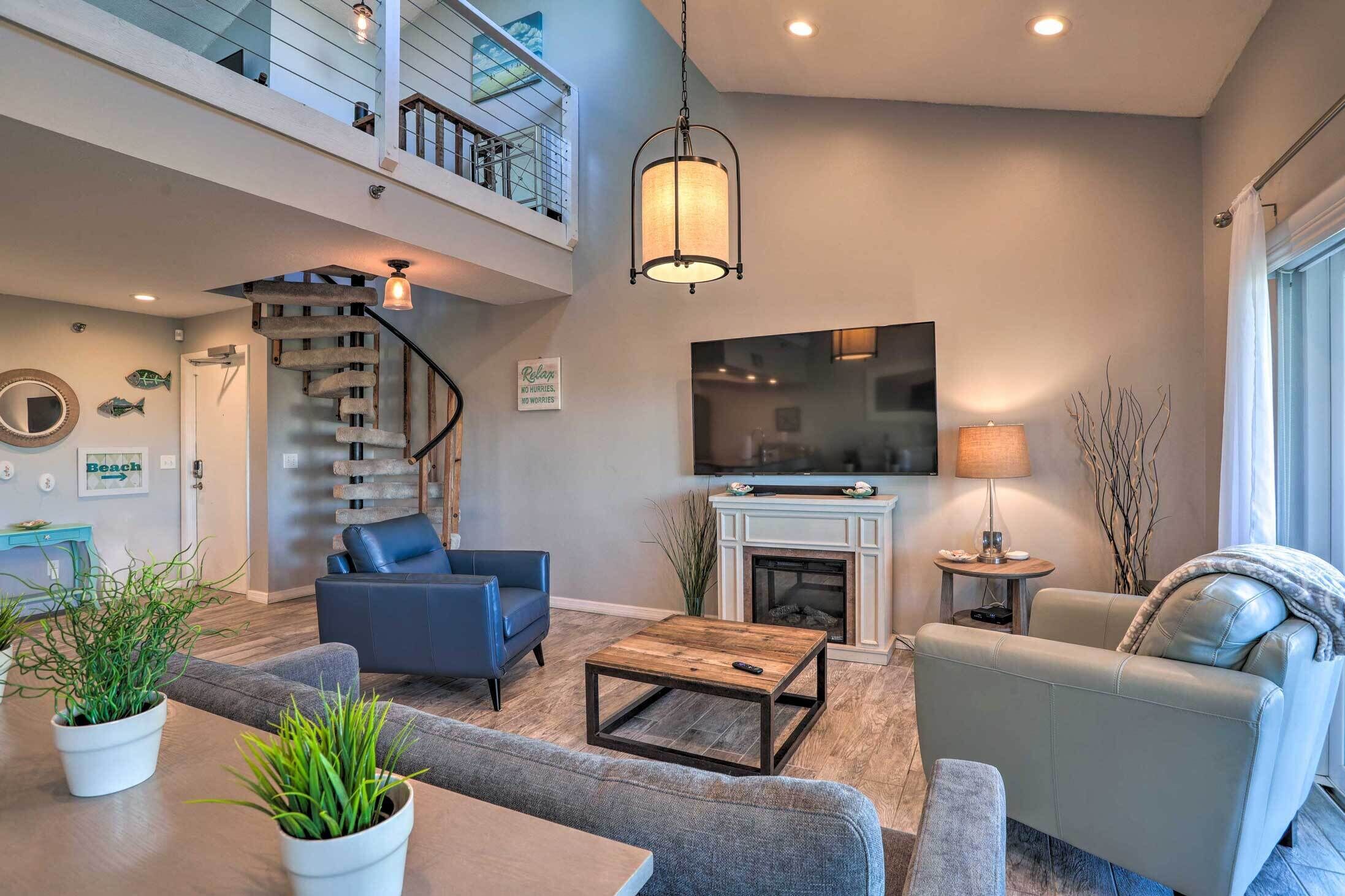 Sunny Condo with Pool: Walk to Indian Shores BCH