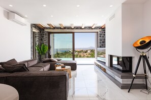 Smart TV, fireplace, video games, Netflix