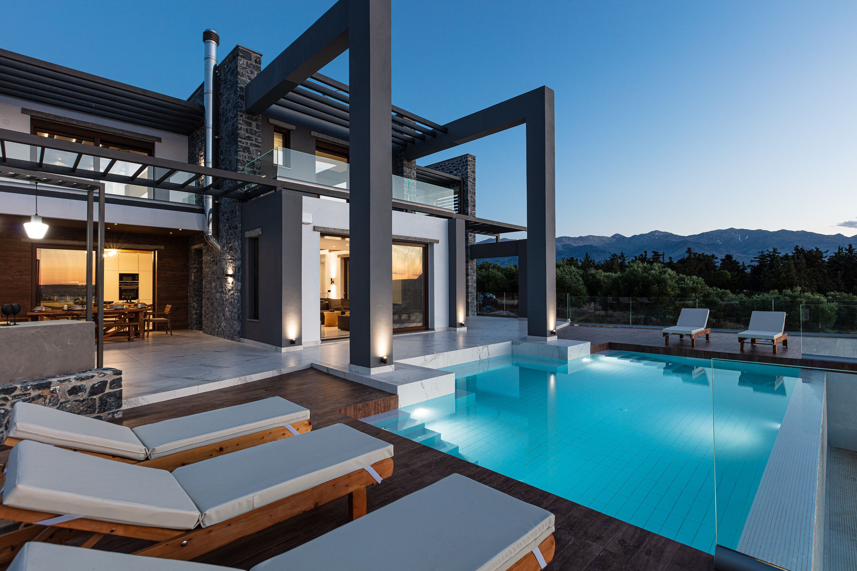 Een infinitypool en een verwarmd zwembad