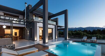 Luxe Getaway with Infinity Heated Pool & Spa area, near the beach!