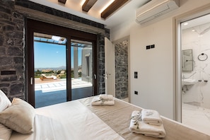 5 chambres, fer et planche à repasser, lit de bébé portatif