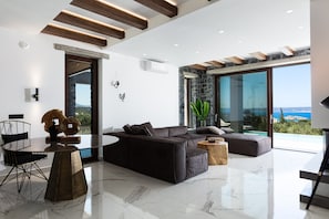 Téléviseur connecté, foyer, jeux vidéo, Netflix