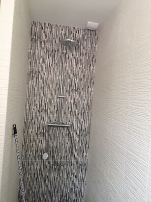Dusche, Haartrockner, Toilettenpapier