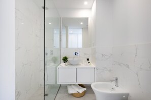 Design studio | Badkamer | Een douche, een haardroger, een bidet, handdoeken