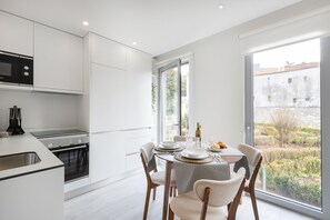 Design Stüdyo | Odada yemek servisi
