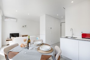 In-room dining - Modern Studio @ Palácio de Cristal (Porto)