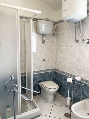 Dusche, Haartrockner, Bidet, Handtücher