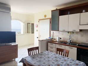 Kühlschrank, Ofen, Herdplatte, Wasserkocher mit Kaffee-/Teezubehör