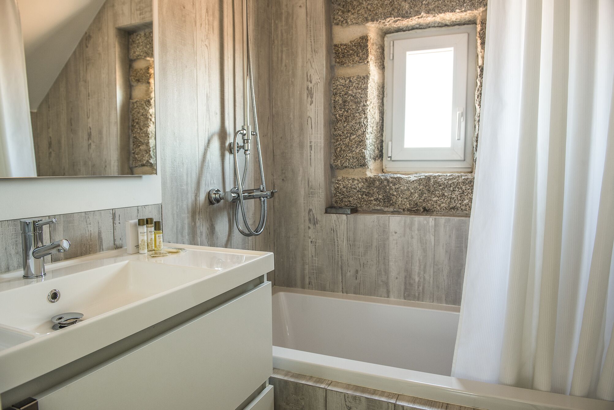 Combined shower/tub, hair dryer, bidet, towels