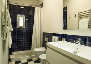 Combined shower/bathtub, hair dryer, bidet, towels