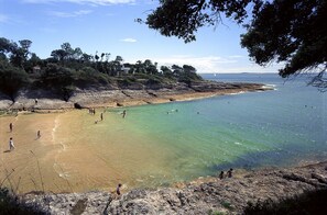 På stranden