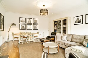 Living area - JOIVY Re-Imagined Flat in Georgian Architecture Townhouse (Edinburgh)
