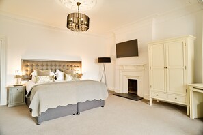 3 bedrooms, iron/ironing board, free cribs/infant beds, free WiFi - JOIVY Re-Imagined Flat in Georgian Architecture Townhouse (Edinburgh)