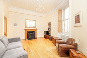 Apartment | Wohnbereich | Flachbildfernseher