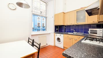 Appartement | Privékeuken | Een koelkast, een microgolfoven, een waterkoker, een broodrooster