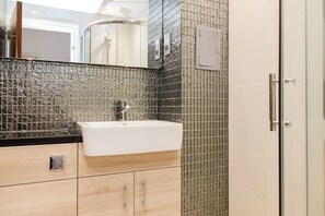 Apartment | Badezimmer | Kostenlose Toilettenartikel, Haartrockner, Handtücher, Shampoo