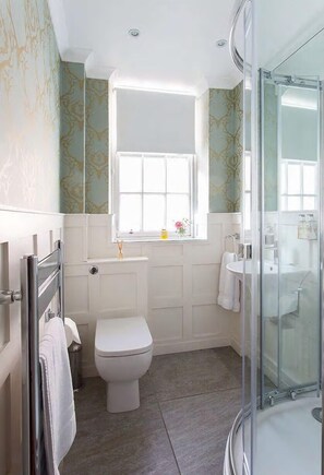 Apartment | Badezimmer | Kostenlose Toilettenartikel, Haartrockner, Handtücher, Seife