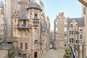 A historic stone building with multiple windows and a turret. - JOIVY Royal Mile Tower Apartment (Edinburgh)