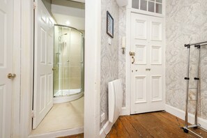 Bathroom - JOIVY Royal Mile Tower Apartment (Edinburgh)