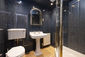 Appartement | Salle de bain | Articles de toilette (gratuits), séchoir à cheveux, serviettes fournies