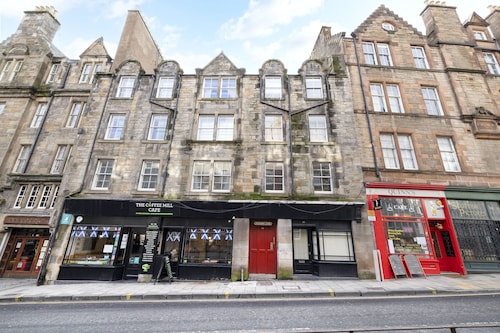 JOIVY Castle Hideaway