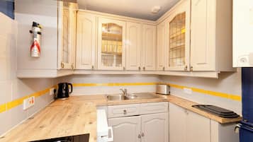 Appartement | Privékeuken | Een koelkast, een magnetron, een oven, een kookplaat