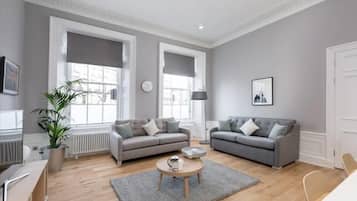 Apartemen | Area keluarga | TV layar datar