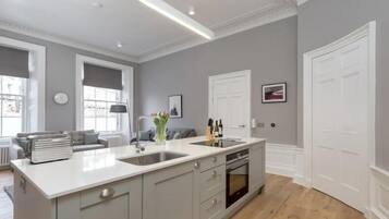 Apartemen | Dapur pribadi | Lemari es, microwave, oven, dan kompor