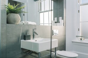 Apartment | Bathroom sink