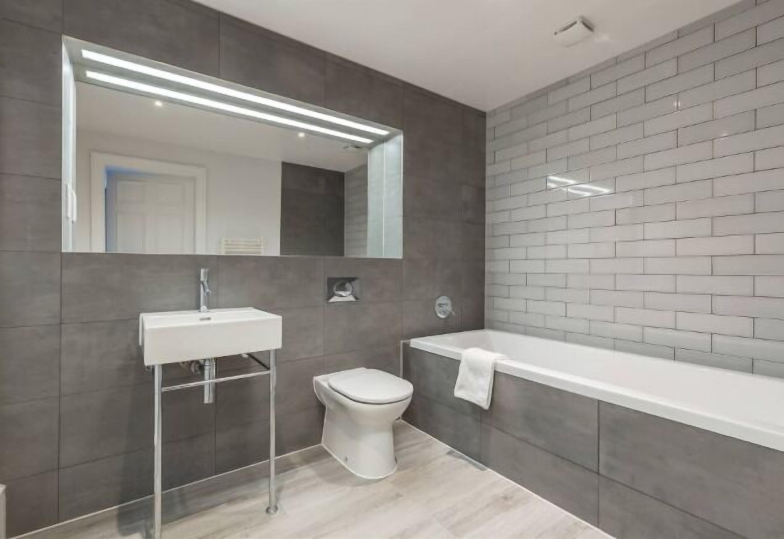 Apartment | Badezimmer | Kostenlose Toilettenartikel, Haartrockner, Handtücher, Seife