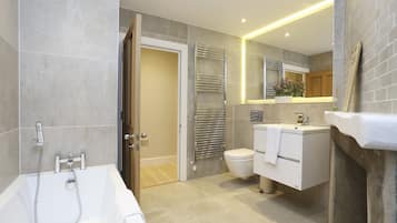 Apartment | Badezimmer | Kostenlose Toilettenartikel, Haartrockner, Handtücher, Seife
