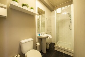 Apartment | Bathroom | Free toiletries, hair dryer, towels