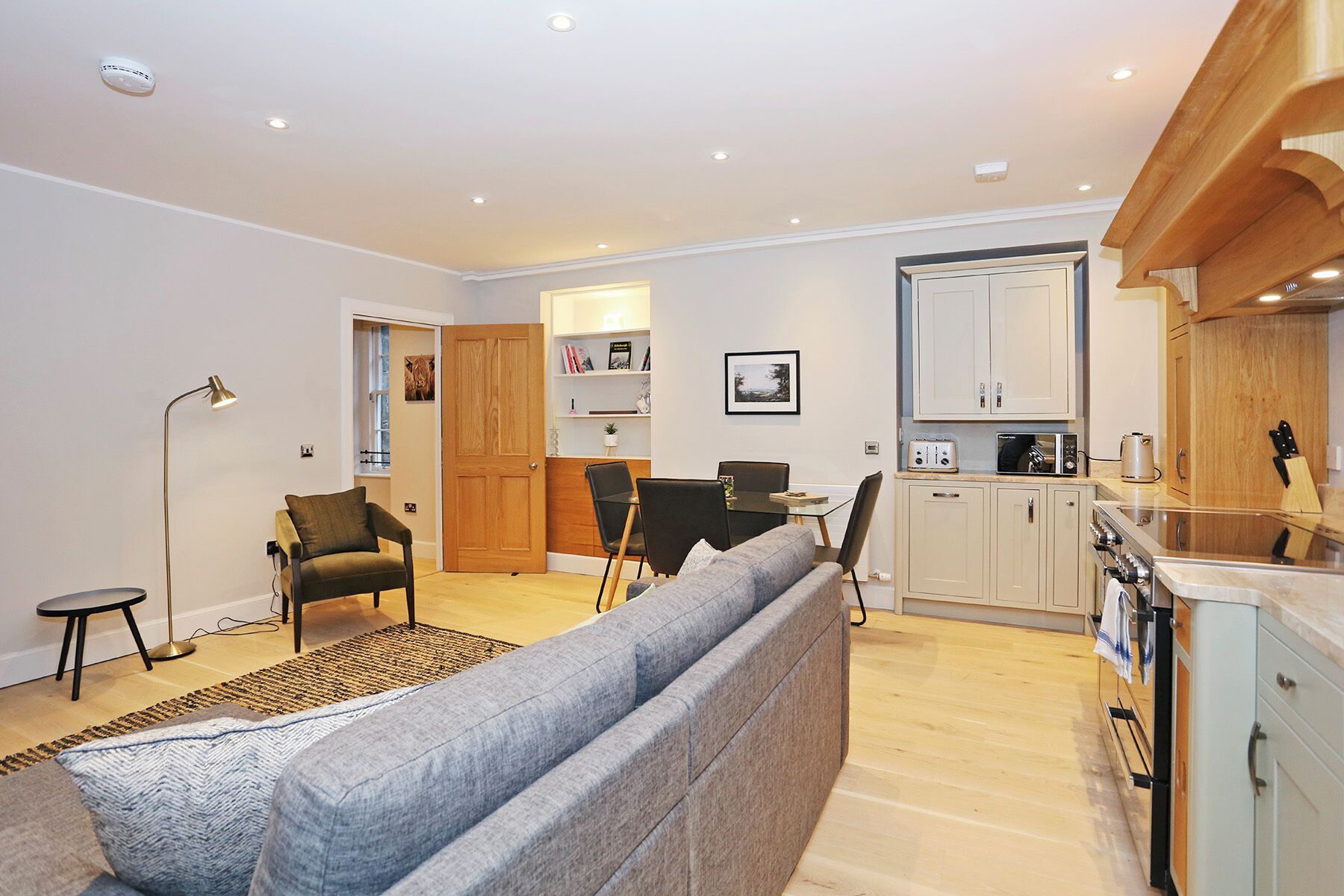 Un apartamento moderno con sala de estar, comedor y cocina.