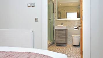 Apartment | Bathroom | Free toiletries, hair dryer, towels, soap