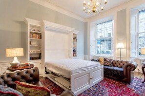 Apartment | Extra beds - JOIVY Converted Flat in Historic Building in Desirable New Town (Edinburgh)