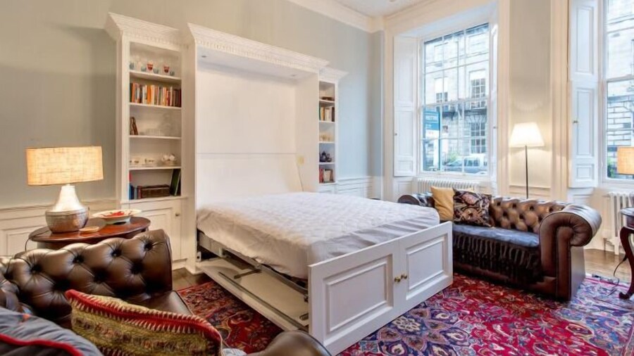 JOIVY Converted Flat in Historic Building in Desirable New Town