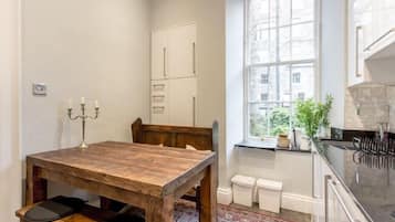Apartment | Makan dalam bilik