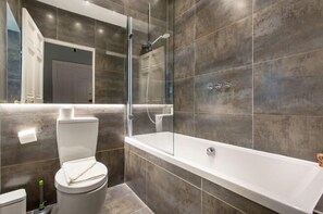 Apartment | Deep soaking bathtub - JOIVY Converted Flat in Historic Building in Desirable New Town (Edinburgh)